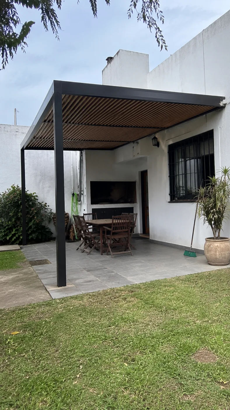 Pérgola negra con lamas de madera — trabajo de herrería de Hierro Fach